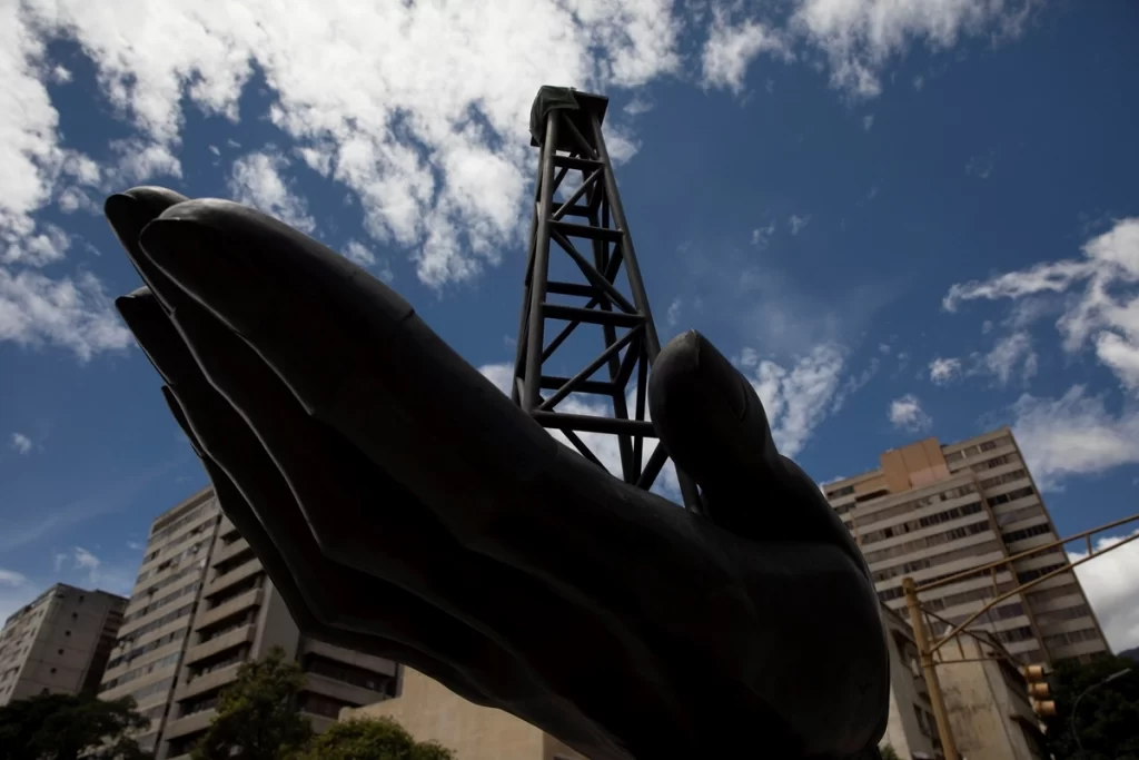 Industria petrolera de Venezuela logra inesperada recuperación en momento crucial