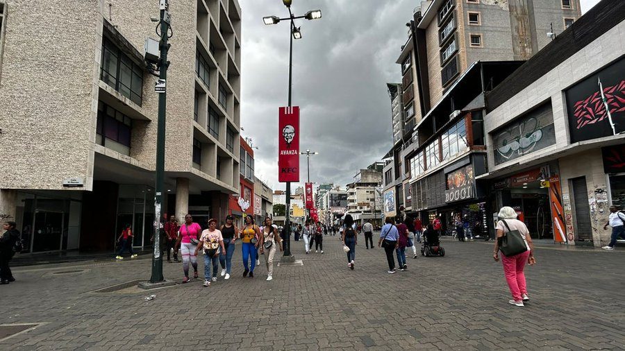 Alcaldía de Caracas inicia desalojo de buhoneros de Sabana Grande