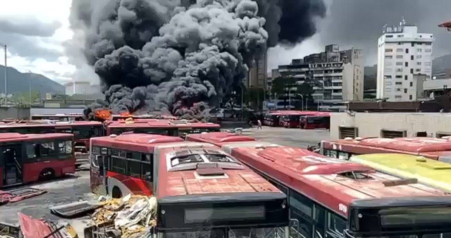 Incendio afecta patios y talleres del Complejo Metrobús en La Paz, en Caracas
