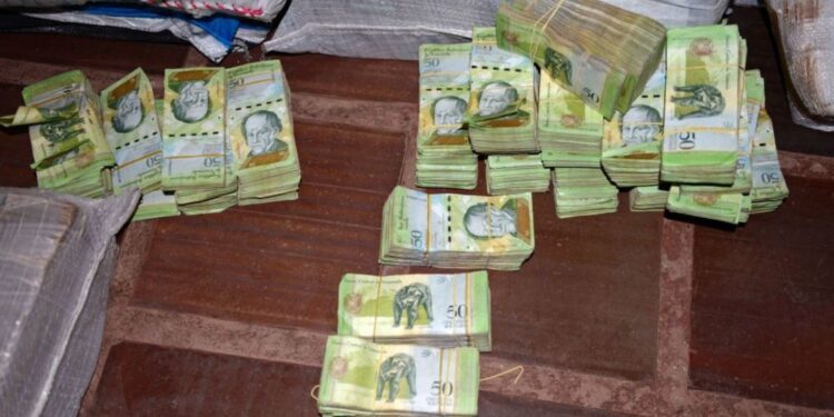 Incineran en Paraguay 30 toneladas de billetes venezolanos encontrados en 2017