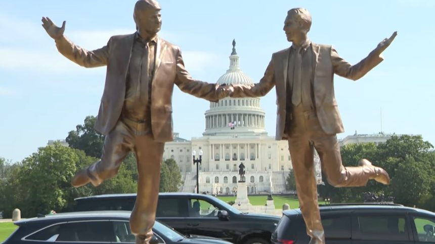 La estatua de Donald Trump y Jeffrey Esptein «tomados de la mano» que apareció frente al Capitolio