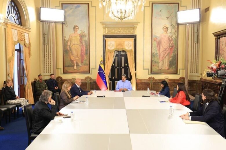 Maduro evalúa declarar estado de conmoción exterior en Venezuela