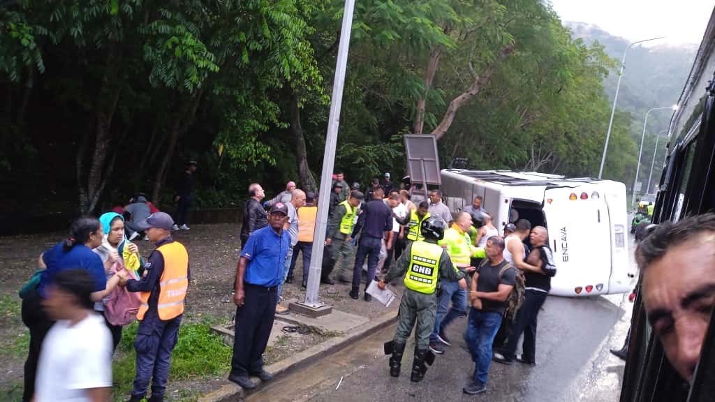 Autobús de pasajeros volcó en la Autopista Gran Mariscal de Ayacucho, vía Guarenas