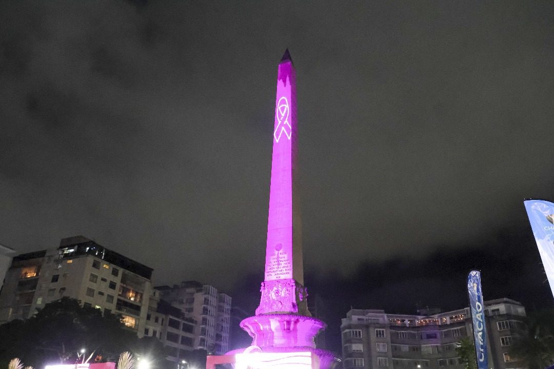Chacao se viste de rosa con su tradicional encendido del Obelisco