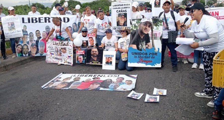 Familiares de colombianos detenidos en Venezuela protestan el puente internacional Simón Bolívar