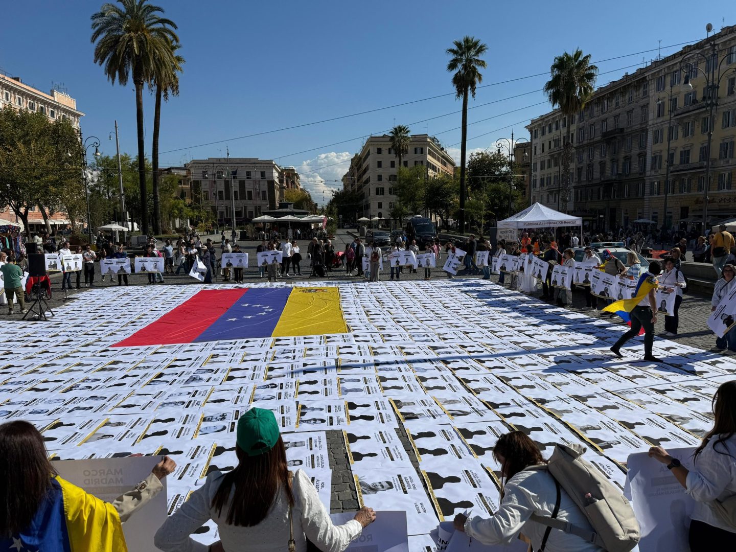 Frente al Vaticano, venezolanos exigen canonización sin presos políticos