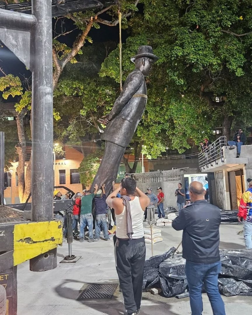Instalan estatua de José Gregorio Hernández en la plaza La Candelaria, en Caracas