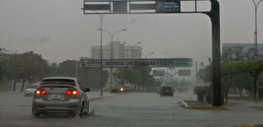 Intensas lluvias con truenos cae sobre Caracas este #3Oct, varios sectores quedaron sin servicio eléctrico