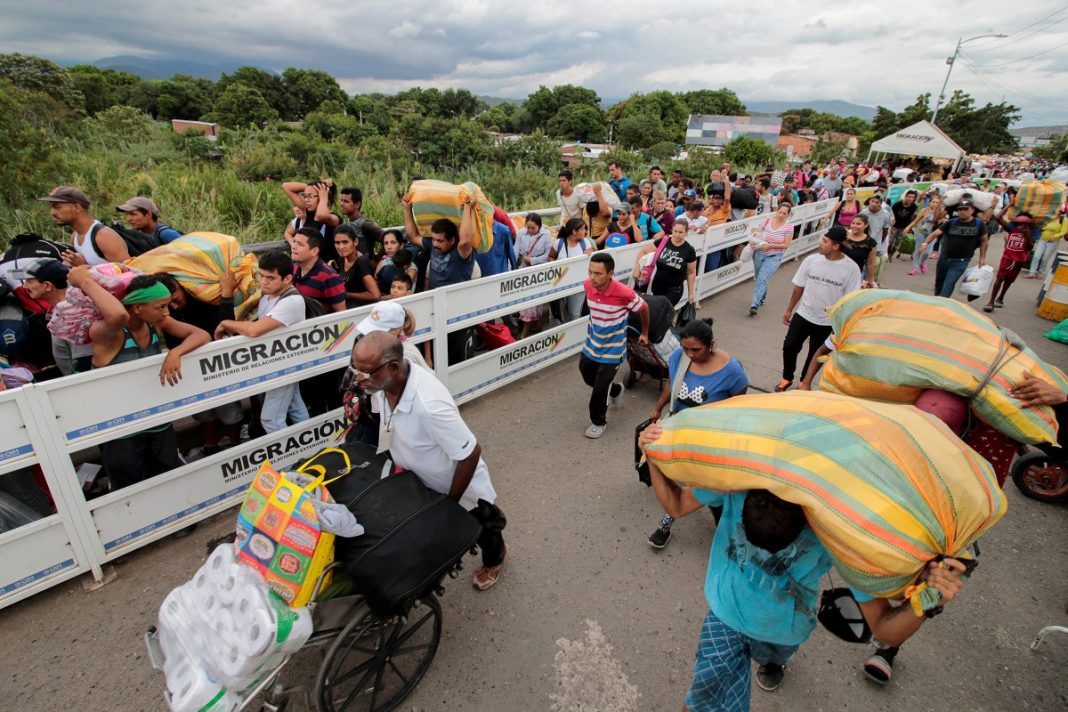 Más de 450 mil venezolanos en Colombia enfrentan desprotección y limbo jurídico