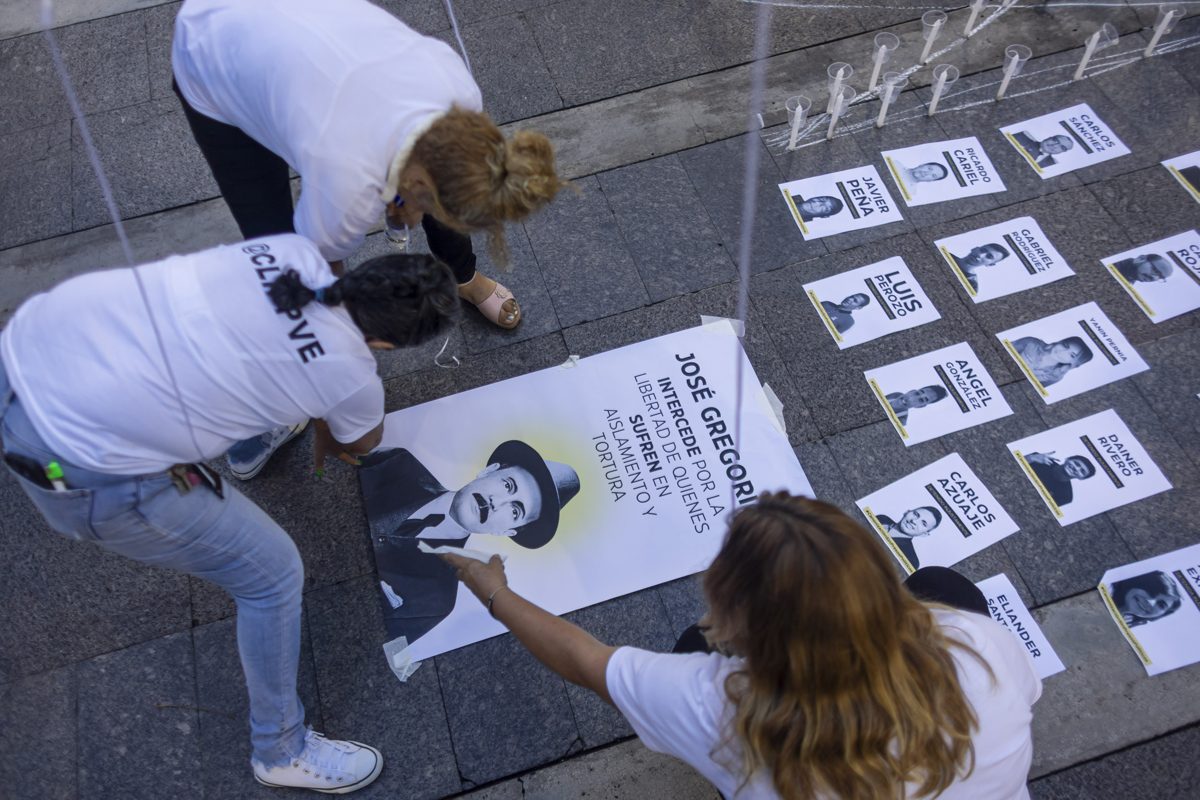 familiares y activistas participaron en oración por la libertad de presos políticos